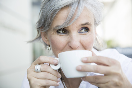 Gesunde ältere Frau mit Kaffeetasse