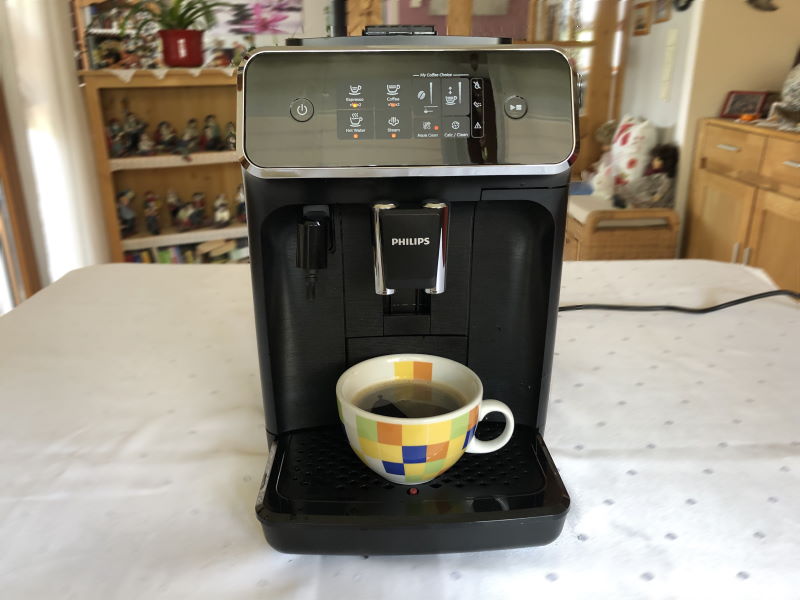 Philips EP2220/10 mit Tasse Kaffee